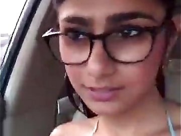 Indian Sexy mia khalifa hot boobs in car - Wowmoyback